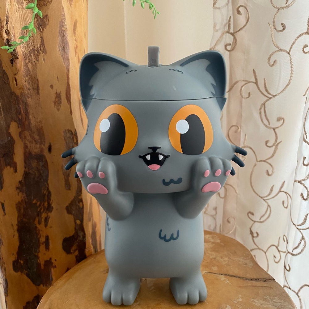 Gray Flerkitten drinking cup